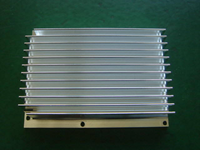 Schnelle Prototyp CNC-Präzisionsbearbeitungs-Aluminiumverdrängungs-Kühlkörper mit Umwandlungsüberzug